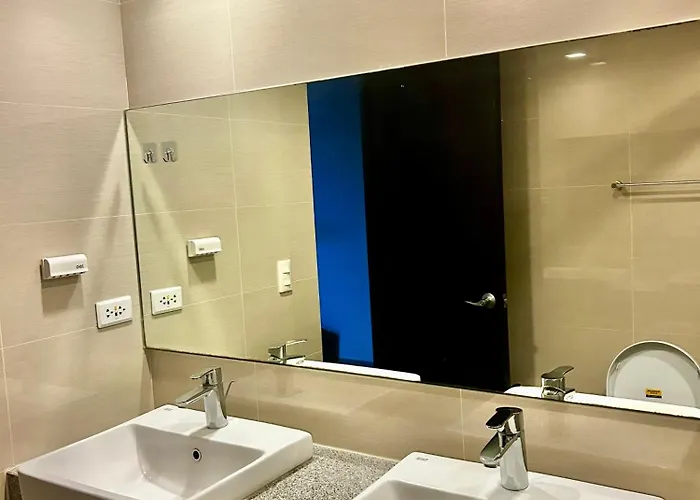 Rare Cut 177sqm 4br In Uptown Parksuites 2 Bgc Apartment Manila